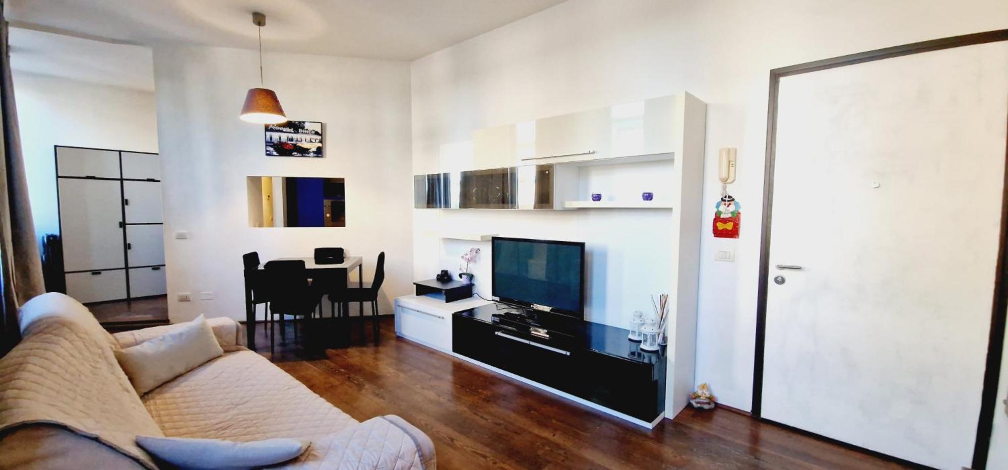 Lola In Appartement *